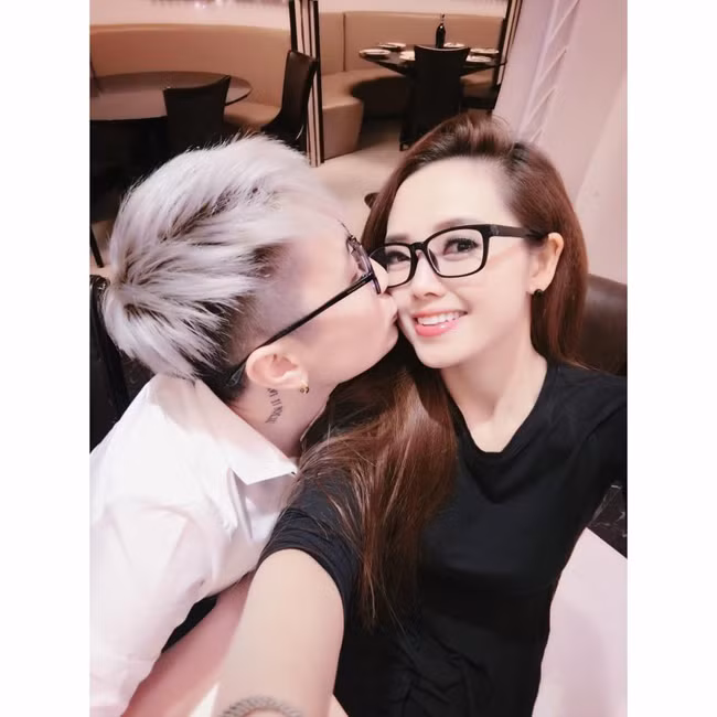 Nữ MC Nguyễn Ngọc Trang (sinh năm 1986) nổi tiếng với chuyện tình đồng tính đẹp như mơ cùng một "cô nàng đẹp trai" kém mình gần chục tuổi.