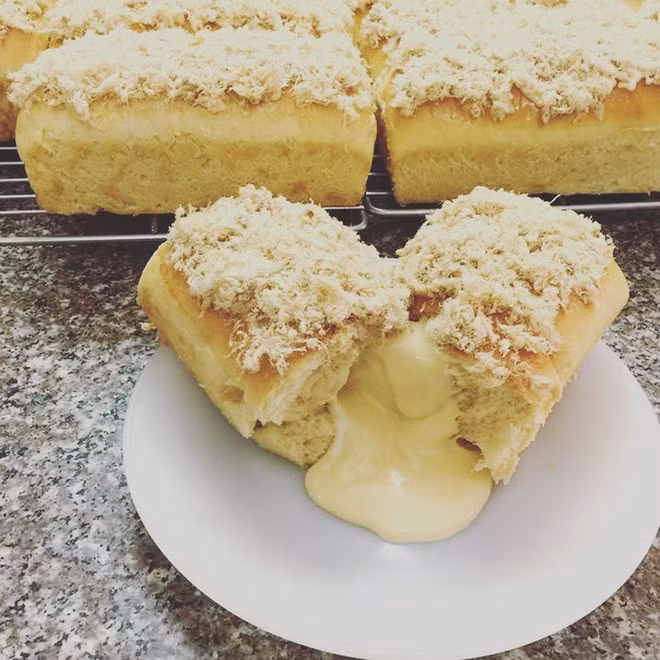 Giá một ổ bánh mì chà bông phô mai dao động từ 60 - 150k, tùy trọng lượng cũng như chất lượng bánh.