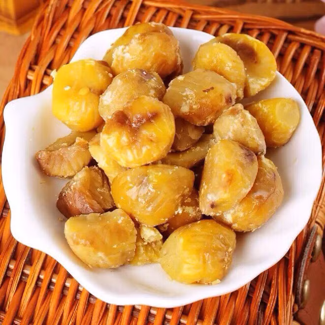 Hạt dẻ tẩm mật ong vốn là món ăn vặt sẵn, đóng gói. Những viên hạt dẻ tròn tròn bình thường đã ngon nay được tẩm một lớp mật ong ngọt ngào, sánh quyện bên ngoài nữa thì quả thực là một 'ải' khó qua với tín đồ ăn vặt. Một gói hạt dẻ tẩm mật ong 100 gram có giá khoảng từ 22 đến 25 ngàn đồng. Ngoài ra nếu chăm chỉ, bạn có thể tự làm món hạt dẻ tẩm mật ong này ở nhà bằng cách xào hạt dẻ với mật ong sau khi đã luộc chín, tách nhân hạt dẻ. Rất mới lạ và ngon lành đấy.