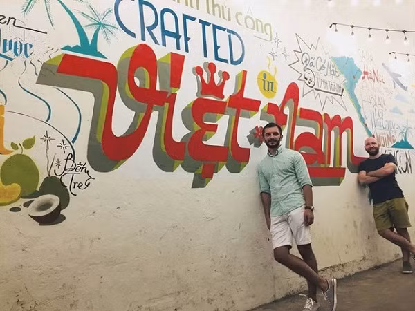  Con hẻm rất ngắn, nên chỉ cần đi bộ vài bước ngắm những họa tiết đính trên tường là đã hết. Nhưng các bạn trẻ chắc chắn sẽ khó mà kiềm lòng được trước vẻ độc, lạ của nó.