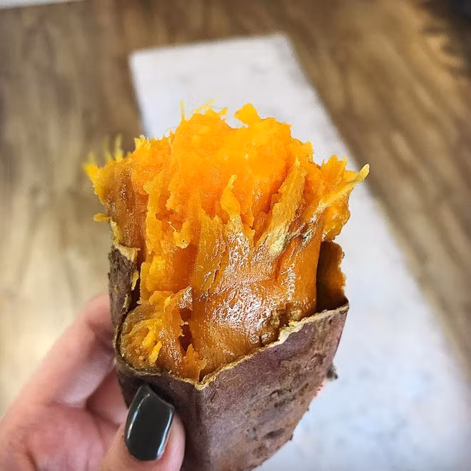 Những củ khoai ngọt lịm, đẫm mật ăn tuy hơi 'nhem nhuốc' nhưng rất đi vào lòng người và rất hợp để ăn bữa xế, ăn nhẹ ở văn phòng. Giá khoai mật nướng trung bình từ 60 đến 70 ngàn/ kg.