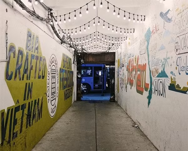 TP HCM luôn có những địa điểm check-in độc đáo. Chúng tôi sẽ giới thiệu cho team sống ảo thêm một con hẻm bí ẩn đầy nghệ thuật còn ít người biết đến. Con hẻm tuy ngắn nhưng chắc chắn sẽ là nơi 'cho ra lò' những tấm ảnh vô cùng tuyệt vời.