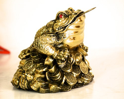 Trong dịp năm mới, nếu trang trí tượng hình rồng trong nhà thì gia chủ sẽ được hưởng nguồn sinh khí mạnh mẽ. Con vật này vốn đại diện cho sức mạnh và quyền uy của toàn vũ trụ nên nếu đặt tượng rồng hướng ra cửa chính hoặc cửa sổ, sung túc ắt gõ cửa khiến công việc thuận buồm xuôi gió theo lý thuyết phong thủy.