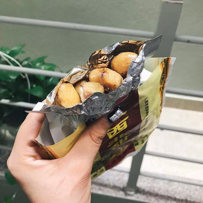 1. Hạt dẻ tẩm mật ong Mùa đông mà có một túi hạt dẻ nóng hổi, ăn vừa béo vừa bùi thì ai mà chẳng thích. Trên hết, cái thú nhấm nháp từng viên hạt dẻ còn rất thú vị. Năm nay ngoài hạt dẻ rang thông thường, các shop bán hàng online đã mang đến nhiều thực khách thêm sự lựa chọn mới mẻ là hạt dẻ tẩm mật ong.