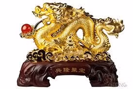 Heo vốn hiền lành và gần gũi con người, đồng thời là linh vật biểu trưng của sự đầy đủ về mặt vật chất. Với khả năng sinh sản tốt nên khi đặt vật phẩm mang hình dáng heo vàng trong phòng ngủ, nó còn đem hy vọng cho các cặp vợ chồng hiếm muộn đang cầu mong con cái.