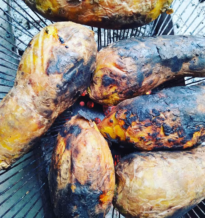 2. Khoai mật nướng Khoai nướng vốn là món ăn dân dã, quen thuộc ở mọi vùng miền. Đặc biệt, miền Bắc mùa đông và các vùng cao nguyên, không khí vốn lạnh, khoai nướng càng được ưa chuộng. Thực ra khoai nướng làm dễ lắm, chỉ cần vài củ khoai lang vùi trong củi hoặc nhét vào lò, kiên nhẫn chờ đợi là có ngay món ngon để nhấm nháp.