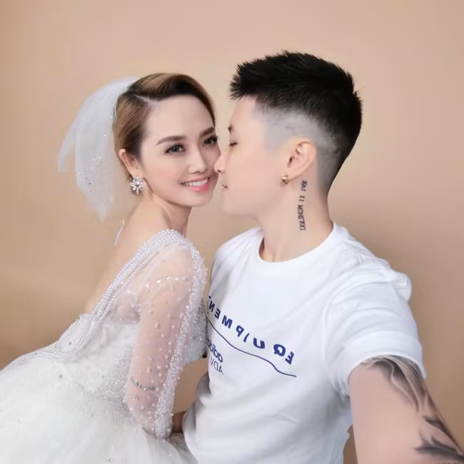 Tình yêu vượt qua được định kiến xã hội, rào cản gia đình của họ khiến khán giả ngưỡng mộ.