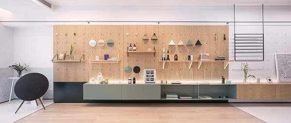 Phía trong là gian bếp tiện nghi, rộng vừa đủ để đặt một bộ bàn ghế ăn gỗ xinh xắn, cả gia đình có thể cùng nhau quây quần thưởng thức bữa ăn.