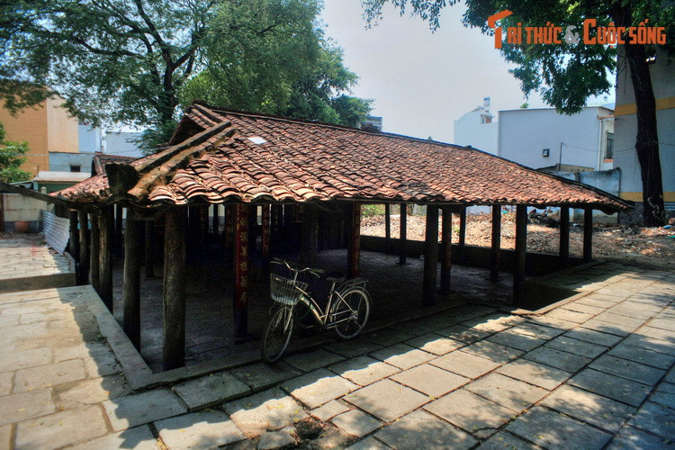 Tương truyền, tên gọi Gò Vấp có nguồn gốc từ việc ở vùng gò cao này có một rừng cây vắp (một loài cây thân gỗ bản địa ở Đông Nam Á, thường mọc gần sông) bao phủ. Người dân gọi gò đất có nhiều cây vắp là Gò Vắp, lâu ngày nối chệch đi thành Gò Vấp.