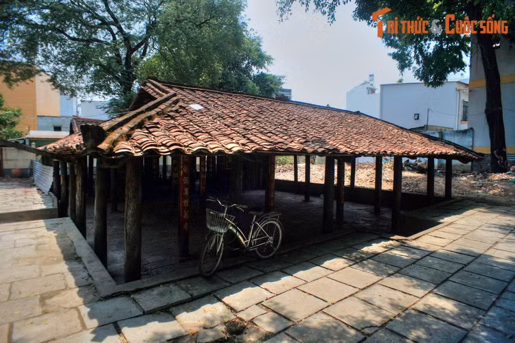 Tương truyền, tên gọi Gò Vấp có nguồn gốc từ việc ở vùng gò cao này có một rừng cây vắp (một loài cây thân gỗ bản địa ở Đông Nam Á, thường mọc gần sông) bao phủ. Người dân gọi gò đất có nhiều cây vắp là Gò Vắp, lâu ngày nối chệch đi thành Gò Vấp.