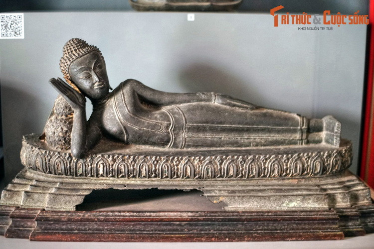 Tượng Phật nhập Niết Bản bằng đồng của Thái Lan, thế kỷ 15. Ở phía Nam, Phật giáo được truyền từ Ấn Độ đến các nước Nam Á và Đông Nam Á như Srilanka, Thái Lan, Miến Điện, Lào, Campuchia... Nhánh Phật giáo được gọi là Nam Tông, Tiểu Thừa hay Phật giáo nguyên thủy.