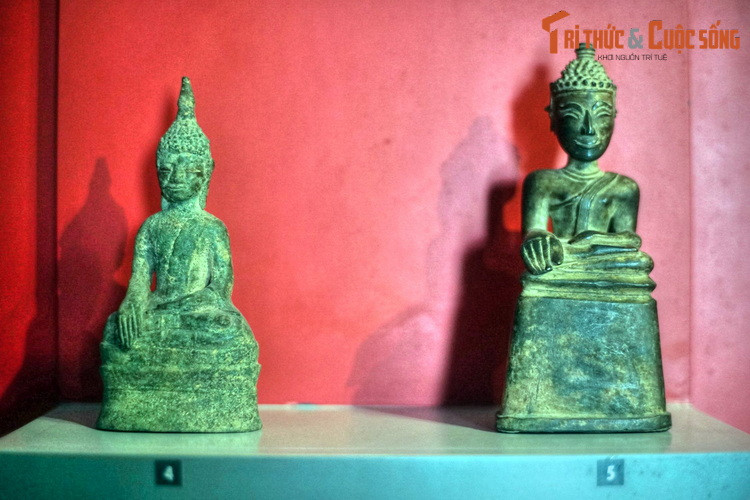 Tượng Phật bằng đồng của Lào, thế kỷ 17-18. Nhìn chung, các bức tượng Phật giáo Đông Nam Á được tạo hình khá giản dị, ít khi có hoa văn cầu kì, bởi theo triết lí hệ phái Nam Tông, Đức Phật là một người bình thường, cũng ăn, ngủ, nghỉ như chúng sinh.