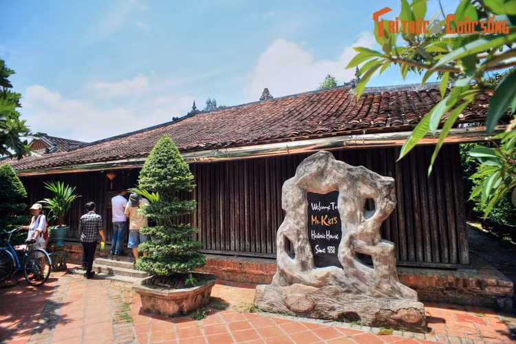 Được xây dựng vào khoảng năm 1838, nhà cổ ông Kiệt có kiến trúc kiểu chữ Đinh với 3 gian, 2 chái, mái nhà lợp ngói âm dương, diện tích gần 1.000 m2. Nhìn từ bên ngoài, công trình mang dáng vẻ mộc mạc như bao ngôi nhà khác ở miền quê Nam Bộ.