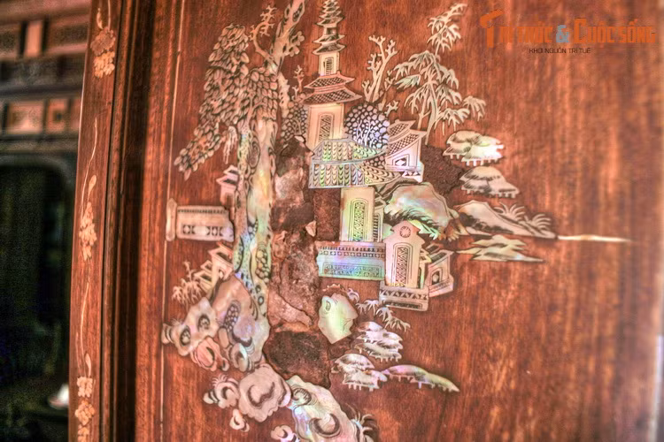 Các liễn đối và tranh treo tường trong nhà đều được khảm xà cừ lộng lẫy.
