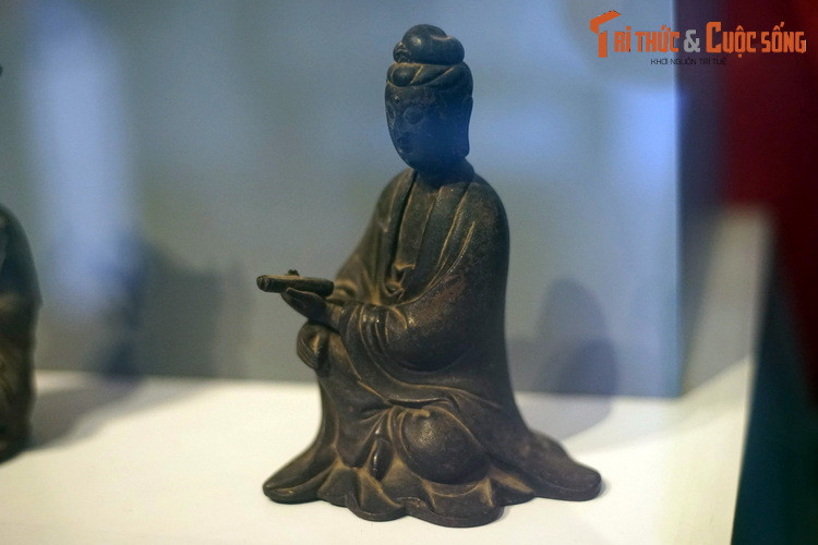 Tượng Quan Âm bằng đồng của Trung Hoa, thế kỷ 18. Tượng Phật giáo Trung Hoa thuở sơ khai chịu ảnh hưởng phong cách Gupta (Ấn Độ), đến thời Đường đã phát triển bản sắc riêng độc đáo. Hình tượng Bồ Tát, đặc biệt là Quan Thế Âm có vị trí quan trọng trong các ngôi chùa Trung Hoa.