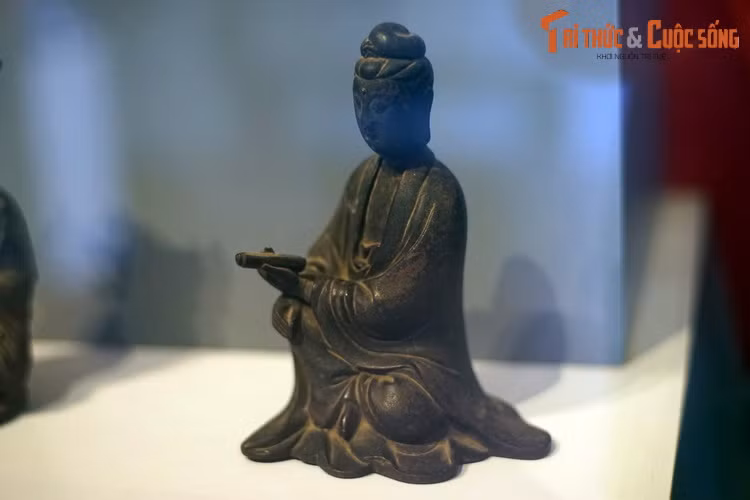 Tượng Quan Âm bằng đồng của Trung Hoa, thế kỷ 18. Tượng Phật giáo Trung Hoa thuở sơ khai chịu ảnh hưởng phong cách Gupta (Ấn Độ), đến thời Đường đã phát triển bản sắc riêng độc đáo. Hình tượng Bồ Tát, đặc biệt là Quan Thế Âm có vị trí quan trọng trong các ngôi chùa Trung Hoa.