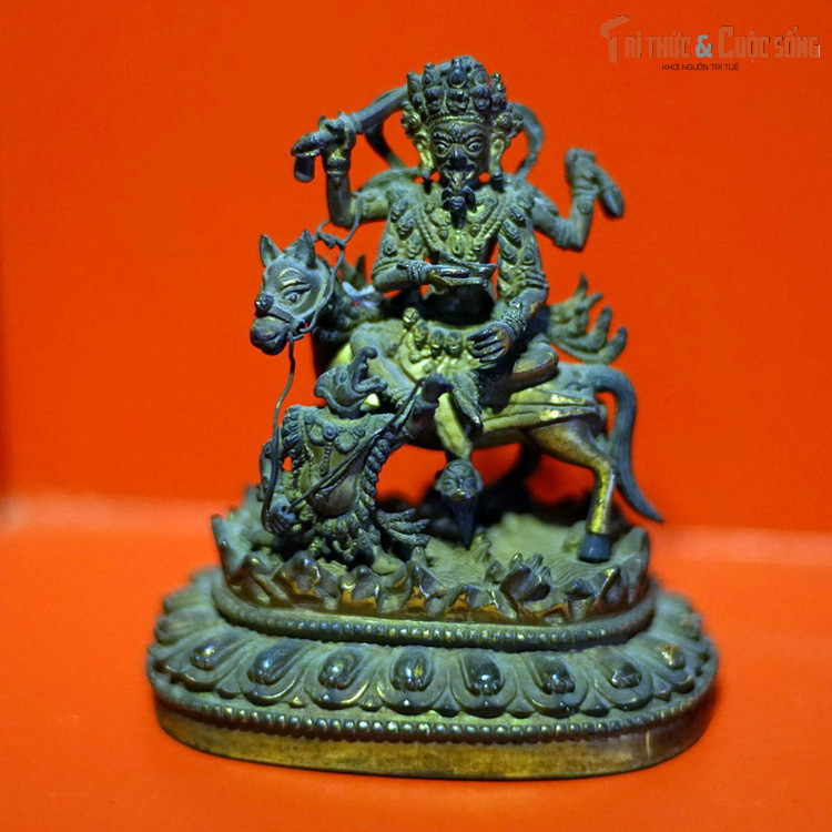 Tượng Hộ pháp bằng đồng của Tây Tạng, thế kỷ 19. Tượng Phật giáo Tây Tạng phát triển dưới ảnh hưởng của các phong cách nghệ thuật Ấn Độ, Nepal, Kashmir và Trung Hoa cổ, với nét đặc trưng là sự độc tôn của chất liệu đồng.