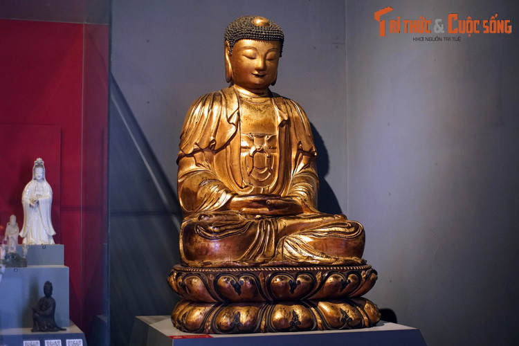 Tượng Phật bằng gỗ sơn thếp vàng của Trung Hoa, thế kỷ 17. Từ thế kỷ 1-3 TCN, thông qua các tuyến đường thương mại cổ, Phật giáo theo chân các tu sĩ Ấn Độ đi qua Tây Tạng, Trung Á đến Trung Hoa.