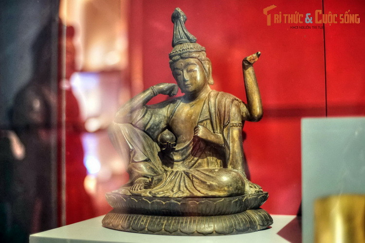 Tượng Quan Âm bằng gỗ của Nhật Bản, thế kỷ 17. Thời kỳ đầu, tượng Phật Nhật Bản chịu ảnh hưởng nghệ thuật Gupta (Ấn Độ) và nhà Đường, nhưng sau đó đã phát triển bản sắc riêng. Sự tinh xảo trong từng đường nét là điều làm nên sức hút của tượng Phật giáo ở xứ hoa anh đào.