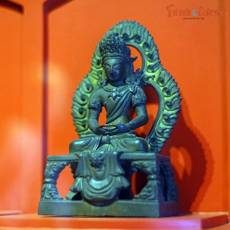 Tượng A Di Đà tọa thiền bằng đồng của Tây Tạng, thế kỷ 19, thuộc sưu tập chuyên đề tượng Phật cổ châu Á của Bảo tàng Lịch sử TP HCM. Phật giáo là một trong những tôn giáo lớn nhất của nhân loại, do Đức Thích Ca Mâu Ni sáng lập tại miền Bắc Ấn Độ vào khoàng thế kỷ 6 TCN.