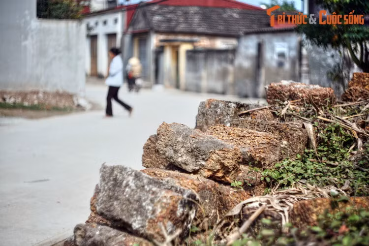 Trong nhiều thế kỷ qua, người dân ở Đường Lâm nói riêng và xứ Đoài nói chung đã dùng đá ong để xây các công trình phục vụ nhu cầu của gia đình và cộng đồng. Có thể nói, đá ong là loại vật liệu đồng hành cùng lịch sử của vùng đất này.