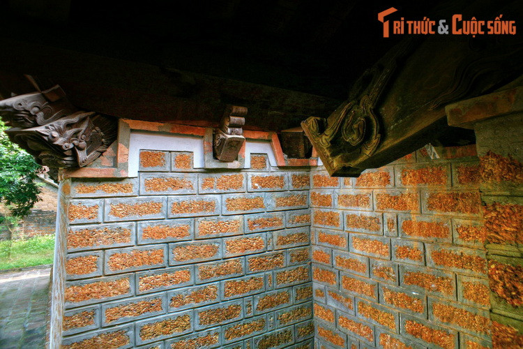 Tất cả các công trình nổi tiếng của làng Đường Lâm như đình Mông Phụ, chùa Mía, cổng làng và các giếng cổ trăm tuổi... đều được xây dựng bằng đá ong. Xung quanh loại vật liệu này có nhiều điều lý thú mà không phải ai cũng tường tận.