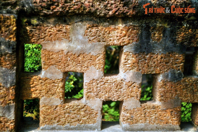 Đá ong khá mềm khi mới khai thác từ lòng đất, nhưng chỉ cần phơi nắng một lần là đã đủ cứng để sử dụng. Việc chế tác đá ong không tốn nhiều công sức như các loại đá khác và không mất nhiều thời gian như nung gạch từ đất sét.