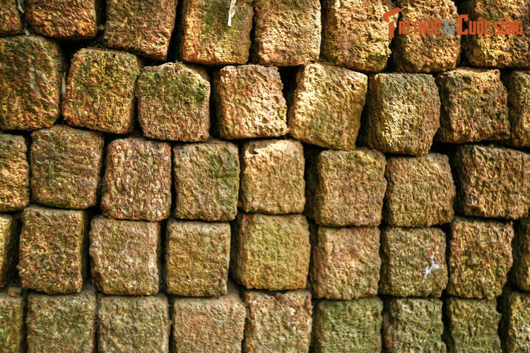 Đây là loại gạch được đẽo từ đá ong, loại đá được được coi là một sản vật quý của vùng đất Sơn Tây. Tên gọi đá ong xuất phát từ bề mặt xù xì với những vết lõm đều nhìn giống như những tổ ong của loại đá này.