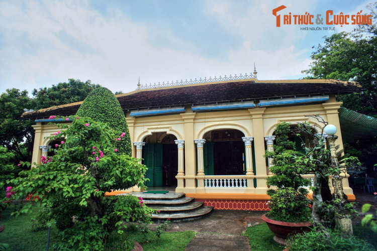 Ngôi nhà nằm trong khuôn viên rộng trên 2 ha, được bao quanh bởi một vườn cây cảnh và cây ăn trái đa chủng loại đặc sản của địa phương. Công trình được cất trên nền cao 0.5 mét nên không bị lũ bị ngập khi mùa mưa đến.