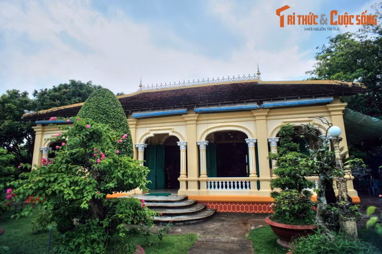 Ngôi nhà nằm trong khuôn viên rộng trên 2 ha, được bao quanh bởi một vườn cây cảnh và cây ăn trái đa chủng loại đặc sản của địa phương. Công trình được cất trên nền cao 0.5 mét nên không bị lũ bị ngập khi mùa mưa đến.