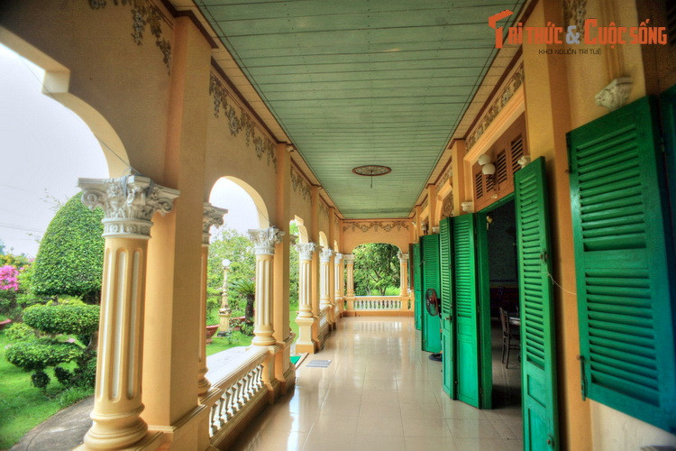 Nhìn từ bên ngoài nhà cổ của ông Ba Đức mang dáng dấp của một ngôi nhà Nam Bộ thời thuộc địa điển hình. Mặt trước nhà có dãy hành lang xây dựng kiên cố với lan can cùng các vòm cửa cao trang trí hoa văn mô típ phương Tây cổ điển.