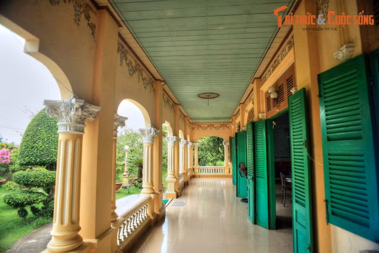 Nhìn từ bên ngoài nhà cổ của ông Ba Đức mang dáng dấp của một ngôi nhà Nam Bộ thời thuộc địa điển hình. Mặt trước nhà có dãy hành lang xây dựng kiên cố với lan can cùng các vòm cửa cao trang trí hoa văn mô típ phương Tây cổ điển.