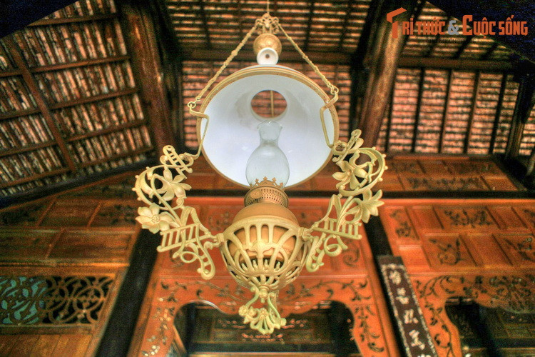 Nét Pháp thể hiện ở những chiếc đèn bàn, đèn treo được chế tác tinh xảo như những tác phẩm nghệ thuật, nhập khẩu trực tiếp từ nước Pháp.