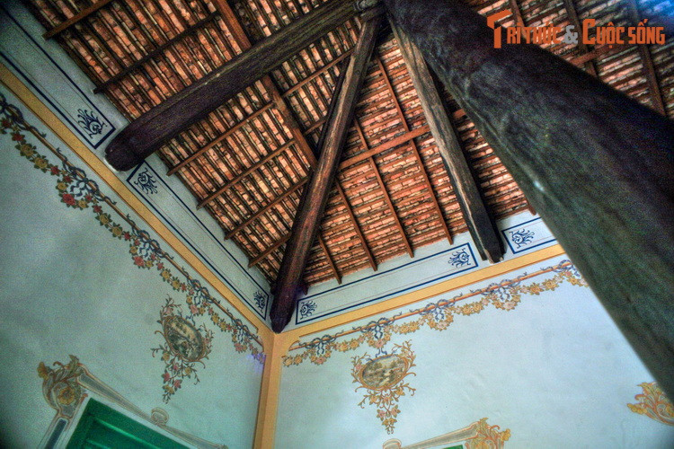 Điều đặc biệt nhất của ngôi nhà cổ này là xung quanh nhà có chín bức tranh tuyệt đẹp được vẽ trên ba bức tường chính, trên mỗi bức là cảnh một làng quê bình dị bên cạnh một dòng sông hữu tình, lồng trong khung hình hoa lá mềm mại.