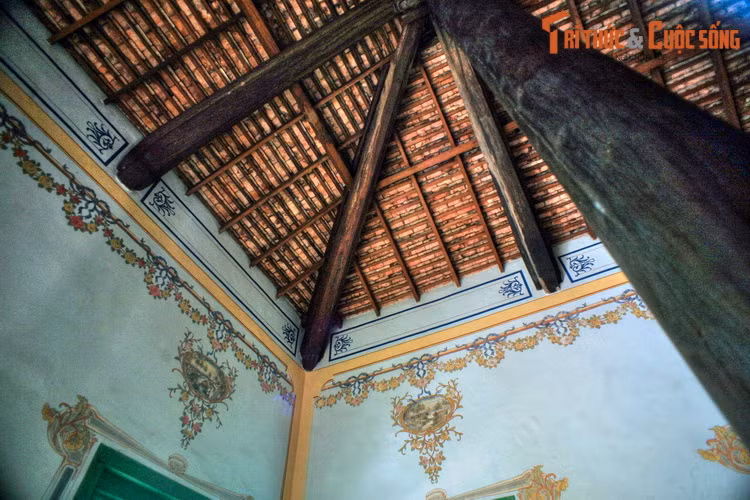 Điều đặc biệt nhất của ngôi nhà cổ này là xung quanh nhà có chín bức tranh tuyệt đẹp được vẽ trên ba bức tường chính, trên mỗi bức là cảnh một làng quê bình dị bên cạnh một dòng sông hữu tình, lồng trong khung hình hoa lá mềm mại.