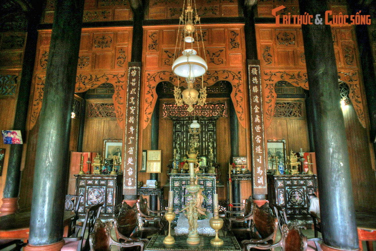 Ngôi nhà được chia làm 2 phần rõ rệt, gồm nhà trước và nhà sau. Nhà trước là nơi tập trung các giá trị mỹ thuật – kiến trúc của ngôi nhà, còn gọi là nhà thờ, được dùng để đón tiếp khách và thờ cúng tổ tiên. Nhà sau là nơi sinh hoạt, đã bị phá hủy thời chiến, nay được dùng làm nhà bếp.