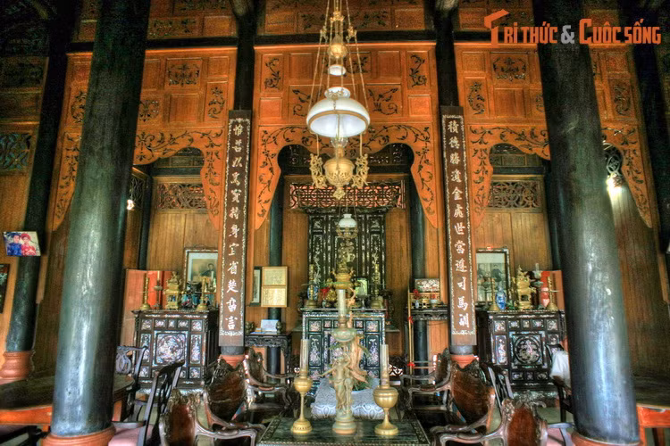 Ngôi nhà được chia làm 2 phần rõ rệt, gồm nhà trước và nhà sau. Nhà trước là nơi tập trung các giá trị mỹ thuật – kiến trúc của ngôi nhà, còn gọi là nhà thờ, được dùng để đón tiếp khách và thờ cúng tổ tiên. Nhà sau là nơi sinh hoạt, đã bị phá hủy thời chiến, nay được dùng làm nhà bếp.