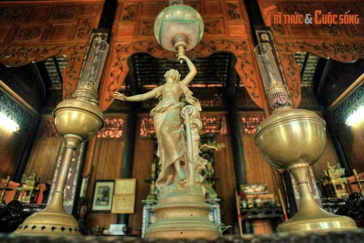 Ngôi nhà còn lưu giữ được rất nhiều đồ vật tuổi đời trên dưới một thế kỷ, phản ánh sự giao thoa văn hóa Việt – Pháp của cư dân Nam Bộ đầu thế kỷ 20.