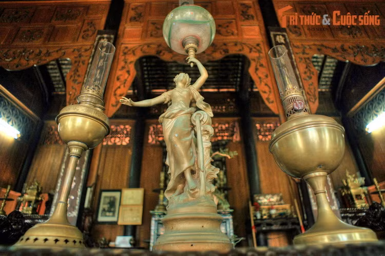 Ngôi nhà còn lưu giữ được rất nhiều đồ vật tuổi đời trên dưới một thế kỷ, phản ánh sự giao thoa văn hóa Việt – Pháp của cư dân Nam Bộ đầu thế kỷ 20.