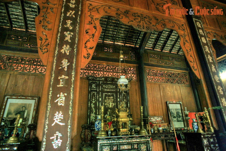 Tương phản với diện mạo phương Tây ở bên ngoài, nội thất của ngôi nhà gây ấn tượng với cấu trúc gỗ tuyền thống, với bốn cột chính to bằng lớn gỗ căm xe và nhiều cột nhỏ hơn. Các câu đối khảm xà cừ, bao lam chạm trổ cầu kỳ càng làm tăng thêm vẻ lôi cuốn của không gian kiến trúc.