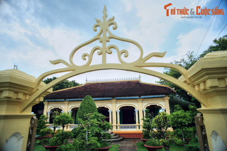 Nằm ở ấp An Lợi, xã Đông Hòa Hiệp, huyện Cái Bè, tỉnh Tiền Giang, nhà cổ của ông Ba Đức là một trong những ngôi nhà cổ nổi tiếng nhất của làng cổ Đông Hòa Hiệp.