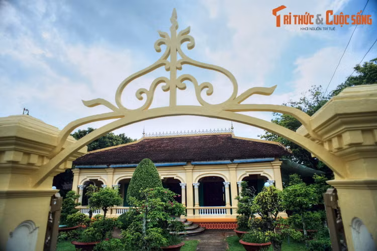 Nằm ở ấp An Lợi, xã Đông Hòa Hiệp, huyện Cái Bè, tỉnh Tiền Giang, nhà cổ của ông Ba Đức là một trong những ngôi nhà cổ nổi tiếng nhất của làng cổ Đông Hòa Hiệp.