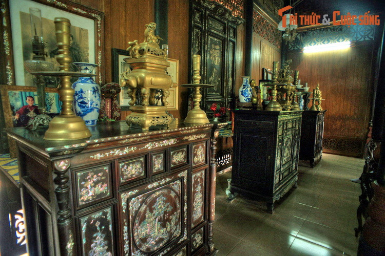 Nét Việt toát ra từ các món đồ nội thất gỗ, đồ thờ bằng đồng truyền thống, nổi bật là ba bộ tủ thờ được cẩn ốc xà cừ óng ánh có từ năm 1924, đựơc bày trí theo nguyên tắc "Ðông bình - Tây quả".