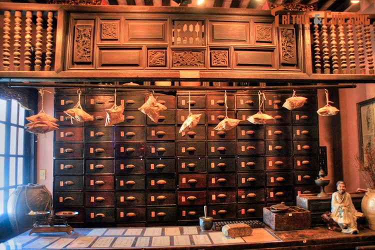 Không gian kiến trúc của Bảo tàng Y học cổ truyền được bài trí như một hiệu thuốc xưa, gồm cả một khung nhà cổ được gia đình lương y Vũ Hữu Ấn ở xã Kiêu Kỵ, huyện Gia Lâm - Hà Nội tặng. Điều này khiến chuyến tham quan Bảo tàng càng trở nên lý thú...