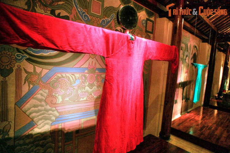 Du khách ghé thăm bảo tàng sẽ không khỏi bất ngờ khi được nhìn tận mắt những kiểu ào dài từng thịnh hành trong lịch sử, như áo dài 5 thân đầu thế kỷ 19, áo dài tân thời những năm 1930-1940, áo dài hippy những năm 1968-1975...