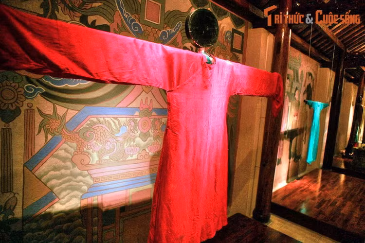 Du khách ghé thăm bảo tàng sẽ không khỏi bất ngờ khi được nhìn tận mắt những kiểu ào dài từng thịnh hành trong lịch sử, như áo dài 5 thân đầu thế kỷ 19, áo dài tân thời những năm 1930-1940, áo dài hippy những năm 1968-1975...