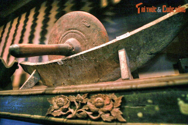  Bảo tàng kỳ lạ này hiện lưu giữ và trưng bày gần 3.000 hiện vật liên quan đến y học cổ truyền Việt Nam từ thời kỳ đồ đá đến nay, nổi bật là các dụng cụ bào chế thuốc như dao cầu, thuyền tán, chày cối, siêu sắc thuốc, lu ngâm rượu thuốc...