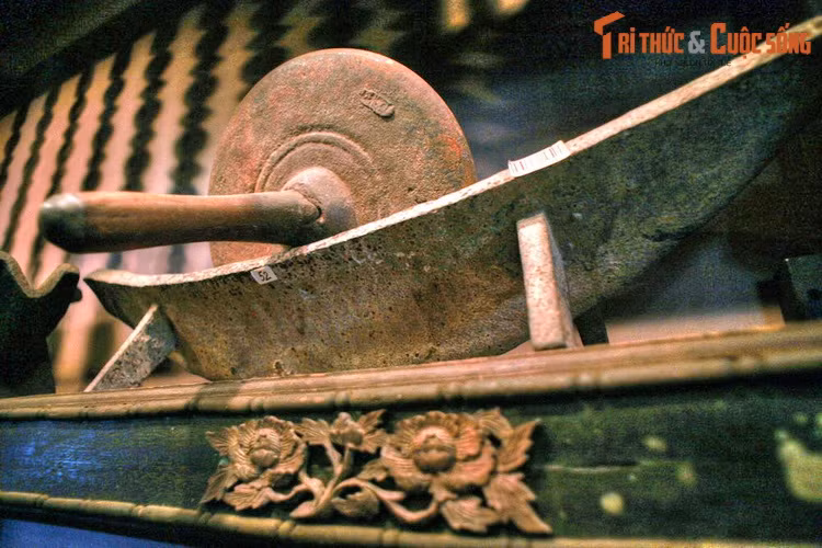  Bảo tàng kỳ lạ này hiện lưu giữ và trưng bày gần 3.000 hiện vật liên quan đến y học cổ truyền Việt Nam từ thời kỳ đồ đá đến nay, nổi bật là các dụng cụ bào chế thuốc như dao cầu, thuyền tán, chày cối, siêu sắc thuốc, lu ngâm rượu thuốc...