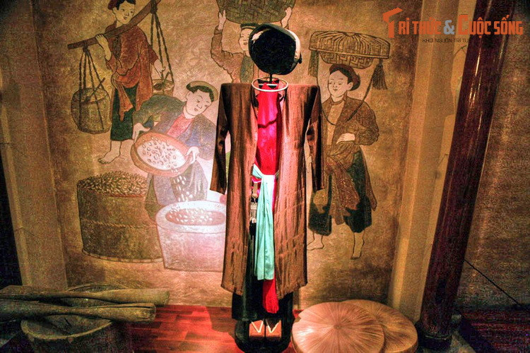 Các mẫu ào dài được trưng bày ở nơi đây phản ánh sự "tiến hóa" của chiếc áo dài theo dòng thời gian một cách rất sinh động, từ chiếc áo dài tứ thân thế kỷ 17 cho đến những mẫu áo dài của các nhà tạo mốt đương thời.