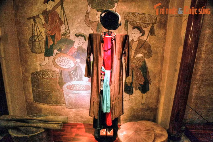 Các mẫu ào dài được trưng bày ở nơi đây phản ánh sự "tiến hóa" của chiếc áo dài theo dòng thời gian một cách rất sinh động, từ chiếc áo dài tứ thân thế kỷ 17 cho đến những mẫu áo dài của các nhà tạo mốt đương thời.